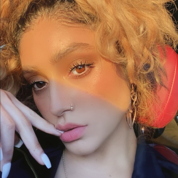 Meet your Posher, Claudia - Picture 1 of 1